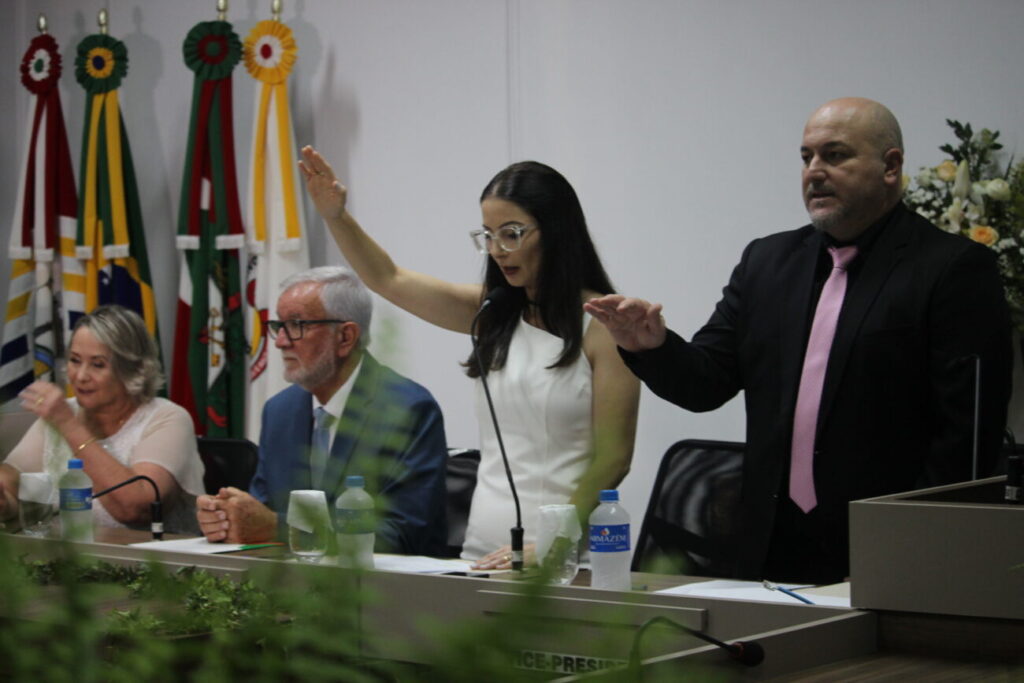 poder executivo e legislativo tomam posse em cocal do sul img 3453