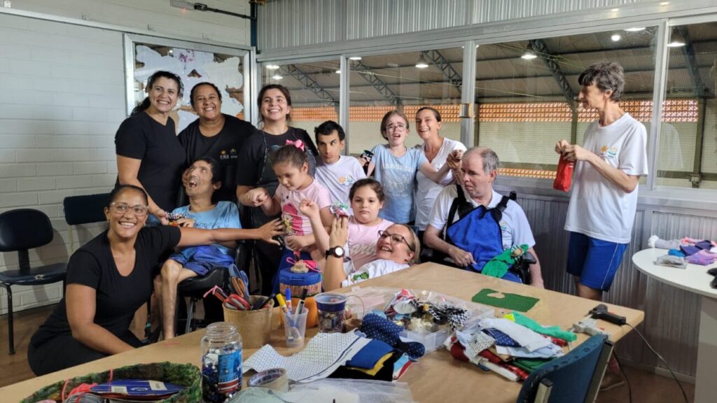 dia da sindrome de down foi celebrado com meias customizadas e muita diversao na apae de cocal do sul oficina de meias apae por ana paula nesi 1