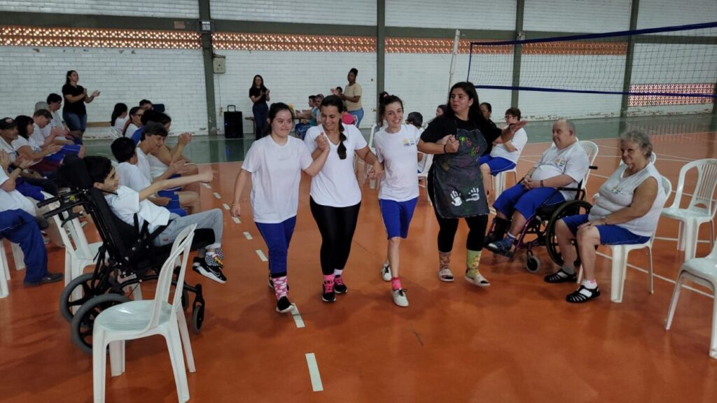 dia da sindrome de down foi celebrado com meias customizadas e muita diversao na apae de cocal do sul oficina de meias apae por ana paula nesi 16