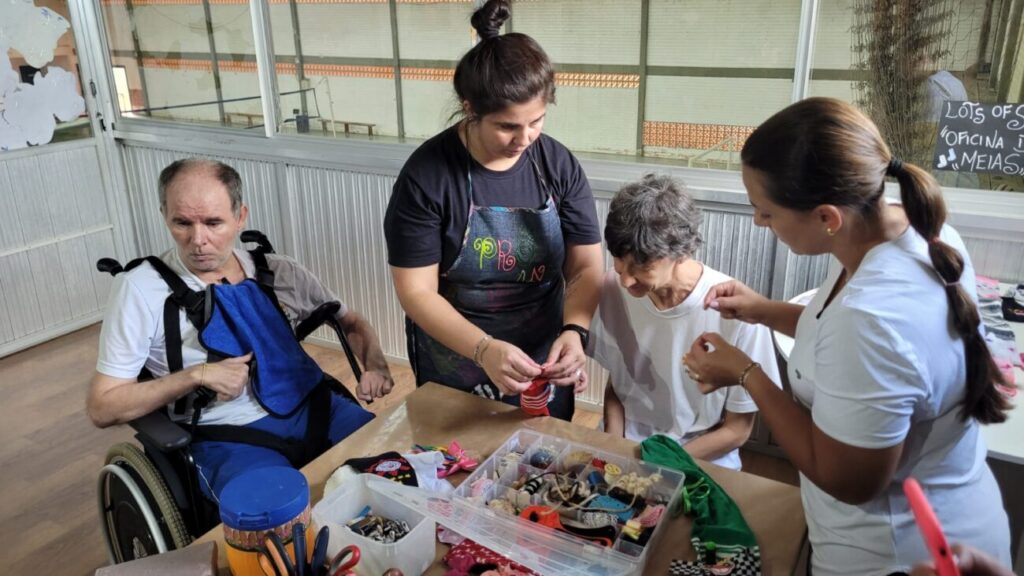 dia da sindrome de down foi celebrado com meias customizadas e muita diversao na apae de cocal do sul oficina de meias apae por ana paula nesi 2