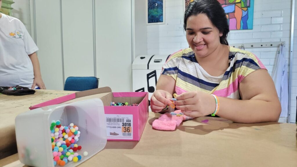 dia da sindrome de down foi celebrado com meias customizadas e muita diversao na apae de cocal do sul oficina de meias apae por ana paula nesi 3