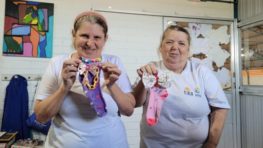 dia da sindrome de down foi celebrado com meias customizadas e muita diversao na apae de cocal do sul oficina de meias apae por ana paula nesi 5