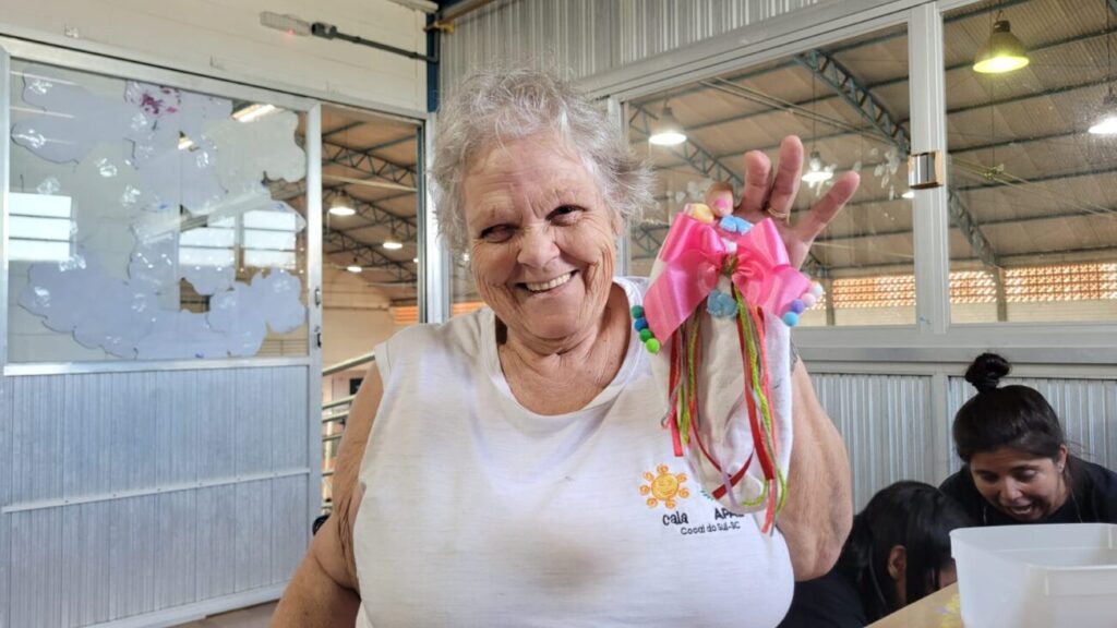 dia da sindrome de down foi celebrado com meias customizadas e muita diversao na apae de cocal do sul oficina de meias apae por ana paula nesi 9