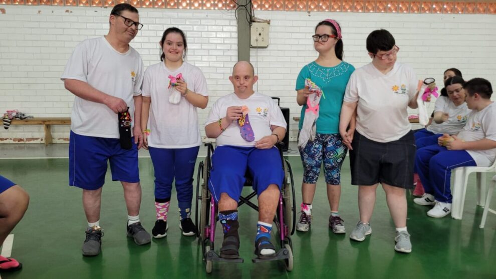 dia da sindrome de down foi celebrado com meias customizadas e muita diversao na apae de cocal do sul whatsapp image 2025 03 21 at 16.34.16