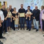 heroi da saude camara reconhece enfermeiro por salvar vida de bebe em cocal do sul foto com vereadores e familia mocao enfermeiro por ana paula nesi 2