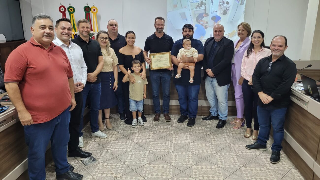 heroi da saude camara reconhece enfermeiro por salvar vida de bebe em cocal do sul foto com vereadores e familia mocao enfermeiro por ana paula nesi 2