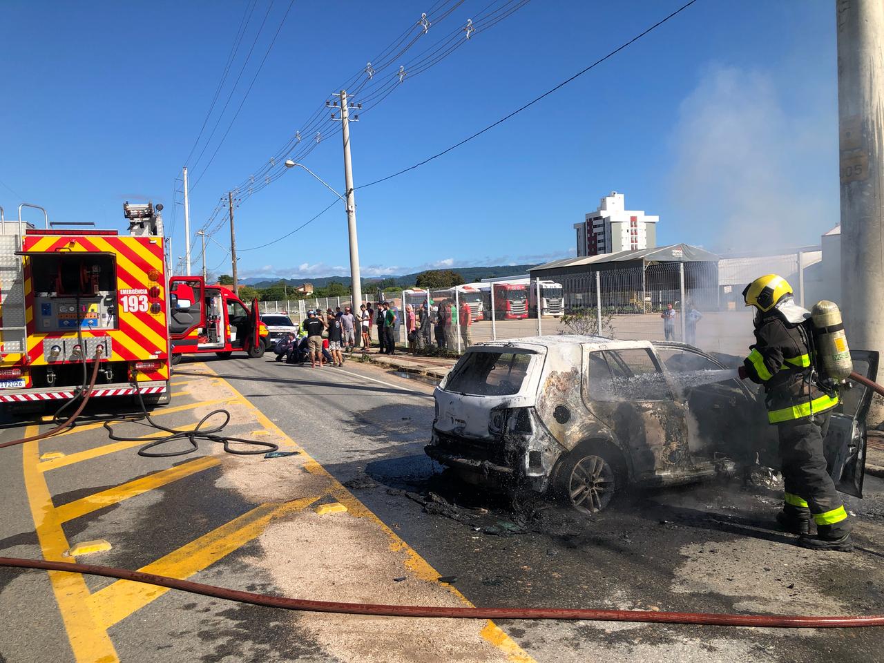 veiculo pega fogo apos colidir em poste em cocal do sul whatsapp image 2025 03 19 at 12.30.17